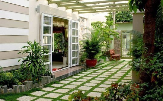 Trồng cây xanh quanh nhà tạo nên tiểu cảnh sân vườn đẹp mắt